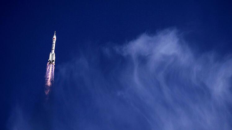 Drei chinesische Astronauten starten ins All