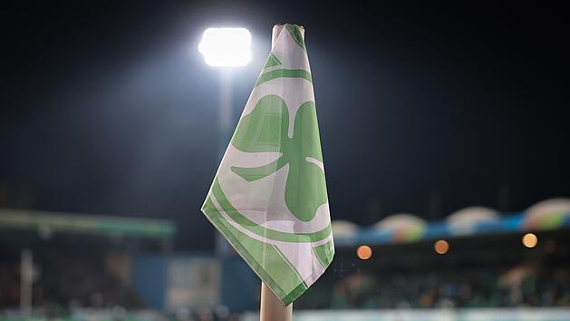 F&uuml;rth: Heftige Schl&auml;gerei nach Kleeblatt-Spiel - Fan durch Tritte gegen Kopf verletzt