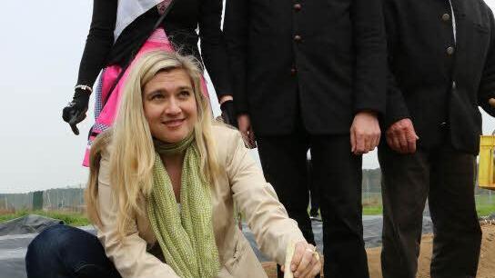Sie hat's von den Großeltern gelernt - Staatssekretärin Melanie Huml routiniert beim Spargel-Stechen