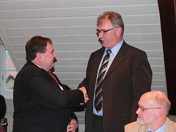 Helmut Dietz (Mitte) gratuliert Dieter Reisenweber (Links) zum dritten Bürgermeister. Zweiter Bürgermeister Siegfried Kirchner (rechts) freut sich ebenfalls. Fotos: Katharina Becht
