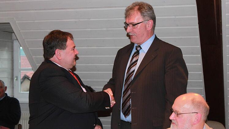Helmut Dietz (Mitte) gratuliert Dieter Reisenweber (Links) zum dritten Bürgermeister. Zweiter Bürgermeister Siegfried Kirchner (rechts) freut sich ebenfalls. Fotos: Katharina Becht