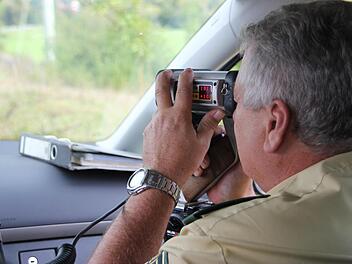 Berthold Schineller (Polizeihauptkommissar) hat durch die Laserpistole in sechsfacher Vergrößerung die Autos auf dem Schirm. Foto: Sarah Dann