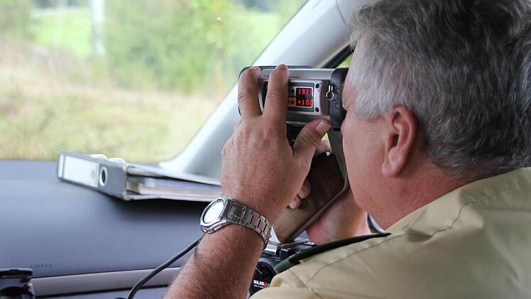Berthold Schineller (Polizeihauptkommissar) hat durch die Laserpistole in sechsfacher Vergrößerung die Autos auf dem Schirm. Foto: Sarah Dann
