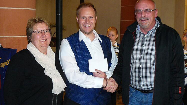 Willi Rucker (rechts) und Katrin Geyer von der BR überreichten Kassier Patrick Rosa eine Spende für die Jugendarbeit der Vereins.