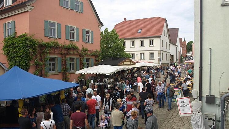 Viele Besucher drängten sich an den Ständen in der Hennebergstraße. Foto: Stefan Geiger