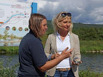 Anne Schmitt (l.) erklärt Ulrike Scharf am Mainufer Details über den Kanuweg Obermain sowie Brutbereiche der Vögel. Foto: Johannes Michel