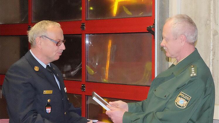 Alfons Hausmann (rechts), Leiter der Hammelburger Polizeiinspektion, dankte Sell für die gute Zusammenarbeit. Foto: Gerd Schaar