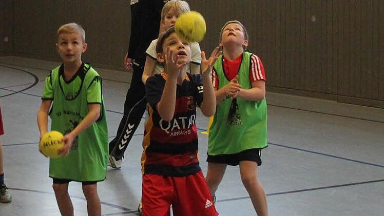 Die Viertklässler haben den Ball immer im Blick.