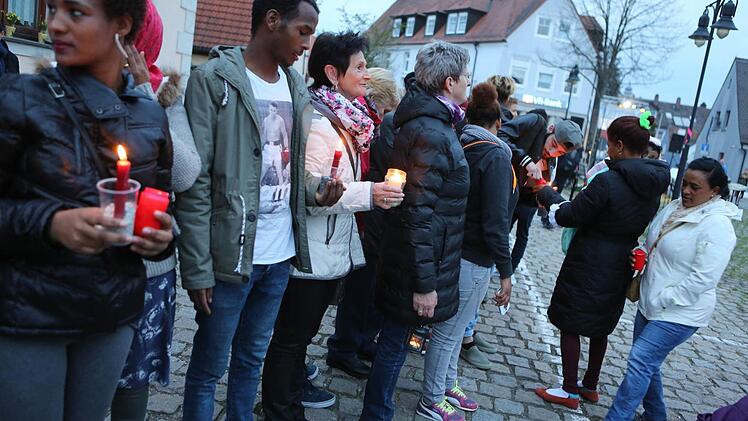 Lichterkette in Adelsdorf gegen Krieg und Gewalt. Foto: Barbara Herbst