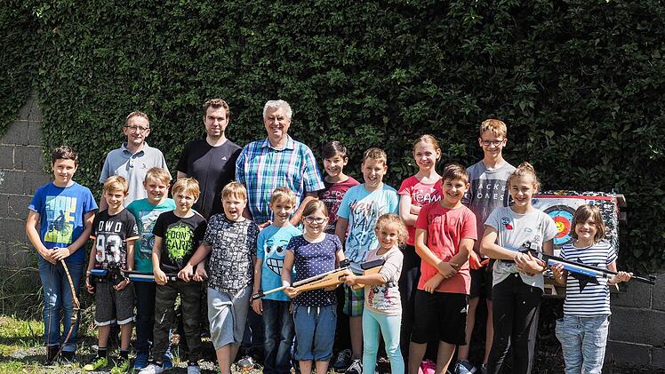 Die erfolgreichen Schützen (von links): Tim Baumstark, Nico Adam, Matthias Beetz, Paul Rebhan, Jakob Butz, Daniel Bergmann (Betreuer), Laurens Bühling, Wolfgang Bergmann (Betreuer), David Beetz, Clara Sophie Dressel, Maximilian Welsch, Tim Fehn, Maya Baumstark, Sofia Grebner, Jannik Dieckmann, Lukas Beetz (Betreuer), Soraya Bühling und Michele Schmidt. Foto: Karl-Heinz Hofmann