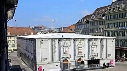 Behelfstheatr in Leichtbauweise in Bern. Die Außenwände sind mit Stoffbahnen bespannt.