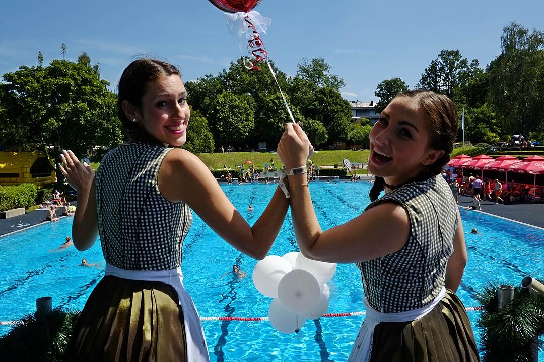 Nürnberg: Dirndl-Flug-WM - mit Tracht ins Wasser