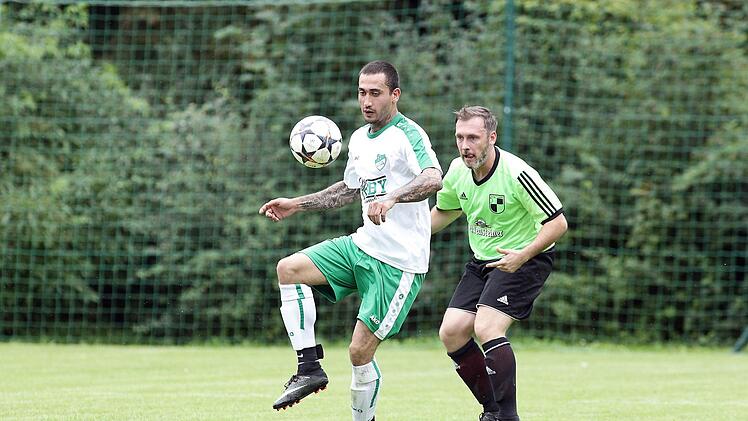 Patrick Gan (r.) beschattet 08-Torjäger Frank Fleischmann.