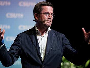 Der ehemalige Bundesverteidigungsminister Karl-Theodor zu Guttenberg (CSU) in der Stadthalle in Kulmbach. Foto: Sven Hoppe/dpa
