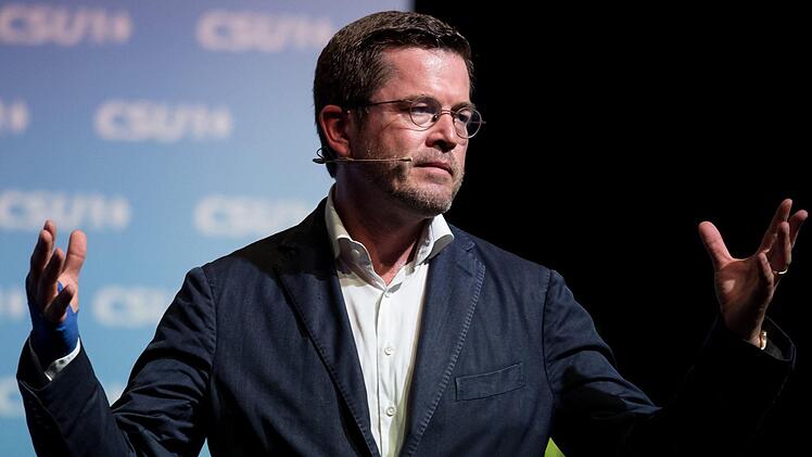 Der ehemalige Bundesverteidigungsminister Karl-Theodor zu Guttenberg (CSU) in der Stadthalle in Kulmbach. Foto: Sven Hoppe/dpa