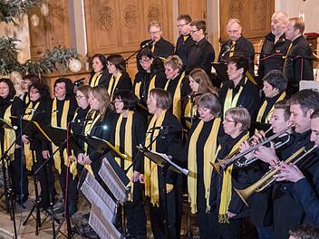 Der Chor "Schabeso" mit Bläser-Unterstützung Foto: Robert Schmitt