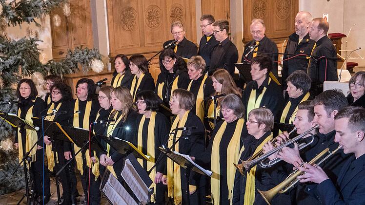 Der Chor "Schabeso" mit Bläser-Unterstützung Foto: Robert Schmitt