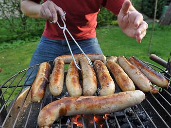F&uuml;r viele Deutsche die Kombination des diesj&auml;hrigen Sommers: Grillen und Fu&szlig;ball-Weltmeisterschaft schauen. Foto: Hendrik Schmidt/dpa-Zentralbild/dpa