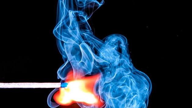 Jugendliche haben bei Gleußen im Kreis Coburg Bauschutt und andere Gegenstände in Brand gesetzt . Symbolfoto: Pixabay