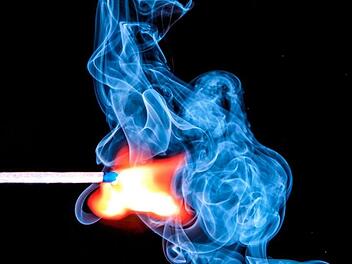 Jugendliche haben bei Gleußen im Kreis Coburg Bauschutt und andere Gegenstände in Brand gesetzt . Symbolfoto: Pixabay