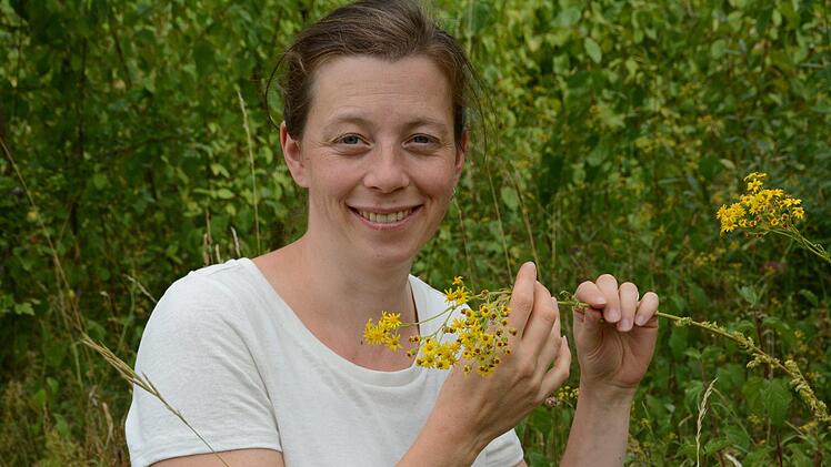 Die neue Gebietsbetreuerin Simone Hepp mit Jakobs-Kreuzkraut. Foto: Elisabeth Assmann