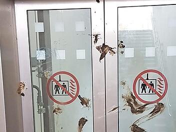 Alles andere als ein appetitlicher Anblick: So sah der Aufzug am Zapfendorfer Bahnhof am Dienstagmorgen aus. Foto: Deutsche Bahn AG