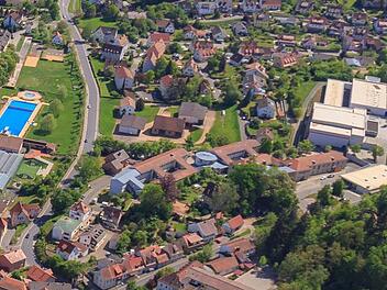 Die Schulstadt Eltmann dominiert das große Schulzentrum (rechts im Bild). Nahebei liegt das Freibad, das sanierungsbedürftig ist. Die Maintalgemeinden sind bei der Suche nach einem Ersatz für das geschlossene Zeiler Hallenbad auf den Standort Eltmann gekommen. Foto: Ingo Bäuerlein