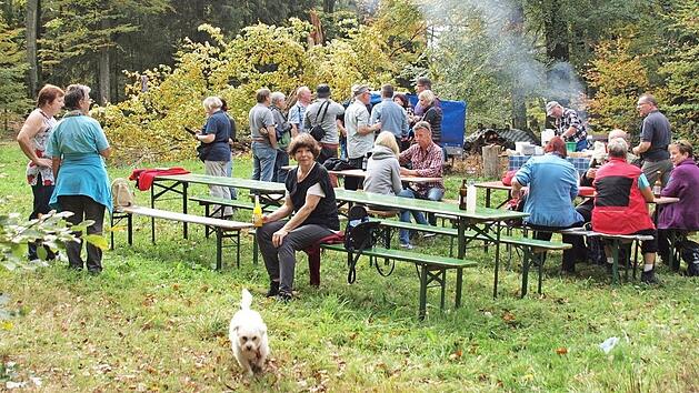 An einem herrlichen Sp&auml;tsommertag sa&szlig;en die Rh&ouml;nklubfreunde aus Bad Kissingen und Motten beisammen. Foto: Hans-J&uuml;rgen Neumann