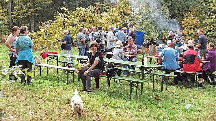 An einem herrlichen Sp&auml;tsommertag sa&szlig;en die Rh&ouml;nklubfreunde aus Bad Kissingen und Motten beisammen. Foto: Hans-J&uuml;rgen Neumann