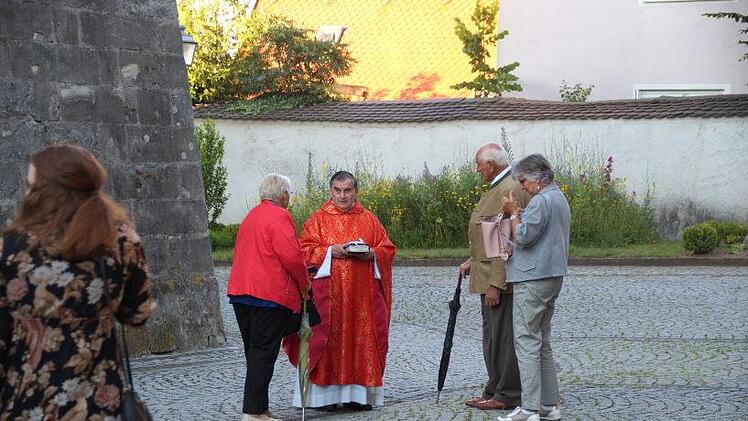 Auf dem Kirchenvorplatz gratulierten die Besucher.Joseph Beck