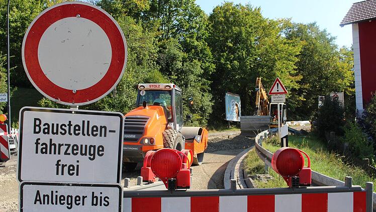 Komplettsperrung: Die Fuldaer Straße wird auf 450 Metern  bis zur Ortsgrenze ausgehoben. Foto Julia Raab