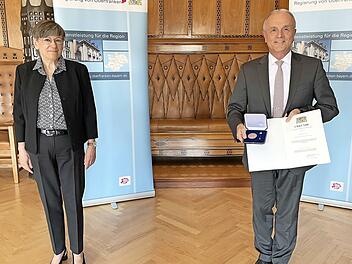 Regierungspr&auml;sidentin Heidrun Piwernetz zeichnete Markus Gr&uuml;ner aus.