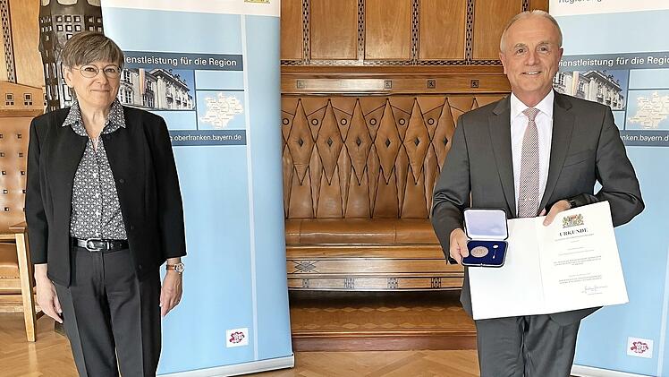 Regierungspr&auml;sidentin Heidrun Piwernetz zeichnete Markus Gr&uuml;ner aus.