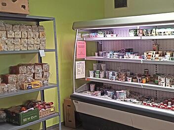 Mehrere Tonnen an verzehrbaren Lebensmitteln kommen im ökumenischen Sozialladen pro Woche an. Über 40 Ehrenamtliche sortieren diese dann mit Sorgfalt in die Regale und Kühltheken ein. Rund 1000 Kunden hat der Laden.