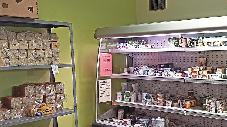 Mehrere Tonnen an verzehrbaren Lebensmitteln kommen im ökumenischen Sozialladen pro Woche an. Über 40 Ehrenamtliche sortieren diese dann mit Sorgfalt in die Regale und Kühltheken ein. Rund 1000 Kunden hat der Laden.