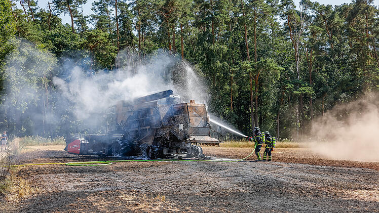 M&auml;hdrescher ger&auml;t in Brand: Feuer breitet sich auf Acker aus