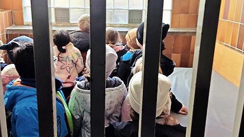 Die Kinder in der Arrestzelle der Polizei Lichtenfels.