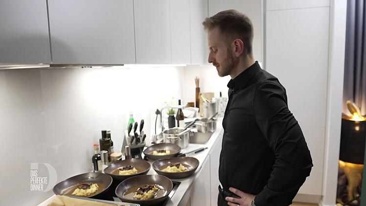 Albert bezweifelt, dass seine Suppe die richtige Entscheidung f&uuml;rs Men&uuml; war.