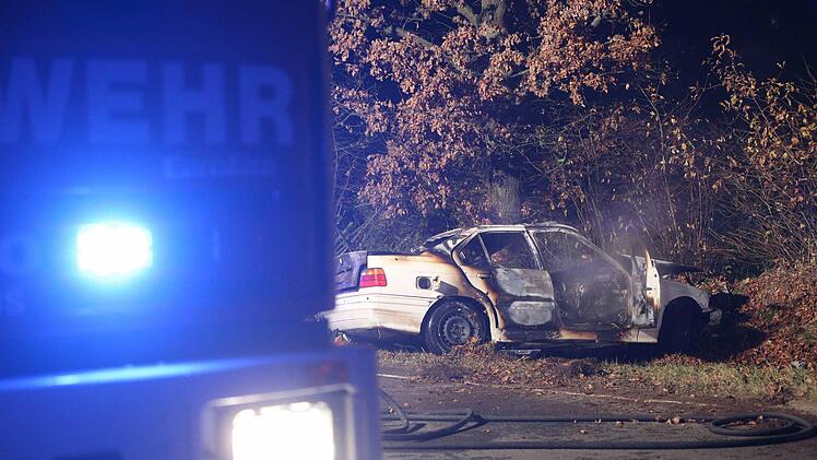 Der schreckliche Unfall hat sich Sonntagnacht bei Trunstadt ereignet. Ein BMW-Fahrer prallte gegen einen Baum. Er konnte sich aus dem brennenden Wagen nicht mehr retten. Foto: News5 / Herse