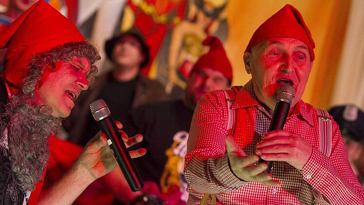 :Die Männergarde kann nicht nur tanzen, sondern auch singen wie Peter Oswald (rechts) und Michael Stößlein.