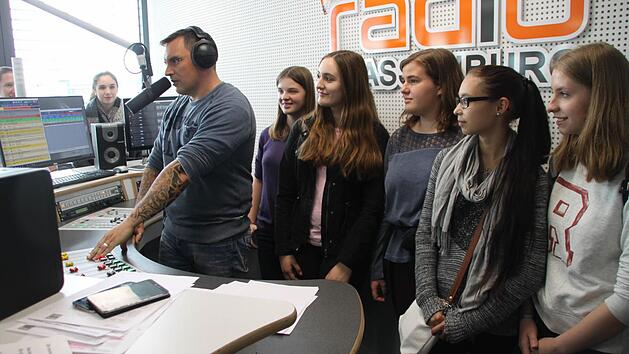 Die Neuntklässler durften Radio-Plassenburg-Moderator Michael Götz bei der Arbeit im Sendestudio über die Schulter schauen. Foto: Alexander Hartmann