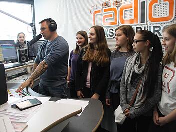 Die Neuntklässler durften Radio-Plassenburg-Moderator Michael Götz bei der Arbeit im Sendestudio über die Schulter schauen. Foto: Alexander Hartmann