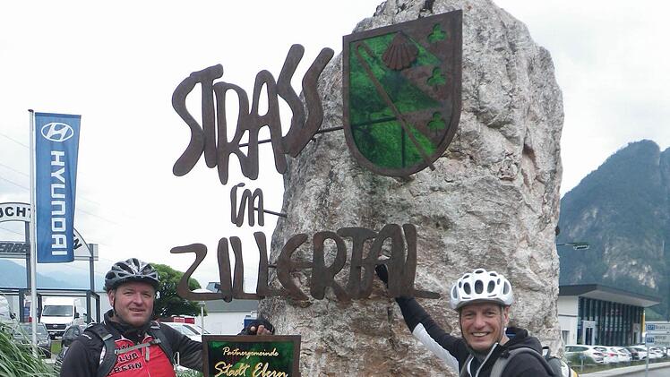 Der Eberner (links) und der Strasser B&uuml;rgermeister (rechts) am Eberner Kreisel in Strass Foto: privat