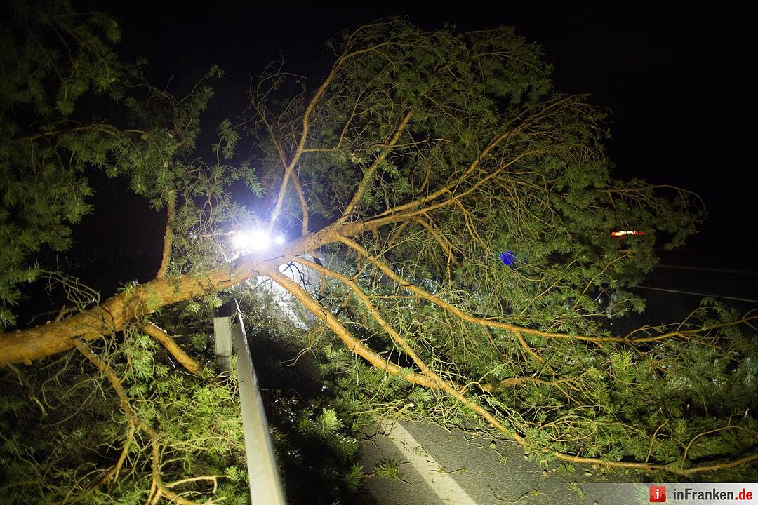 Unwetter über Franken - Ausläufer von Orkantief Thomas deutlich zu spüren