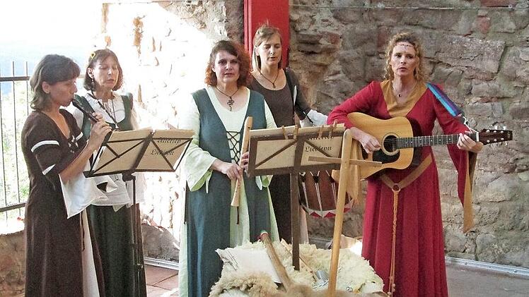Die "Troubadours" begleitenden stilvoll die Jubiläumsfeier mit mittelalterlichen Klängen. Fotos: Winfried Ehling