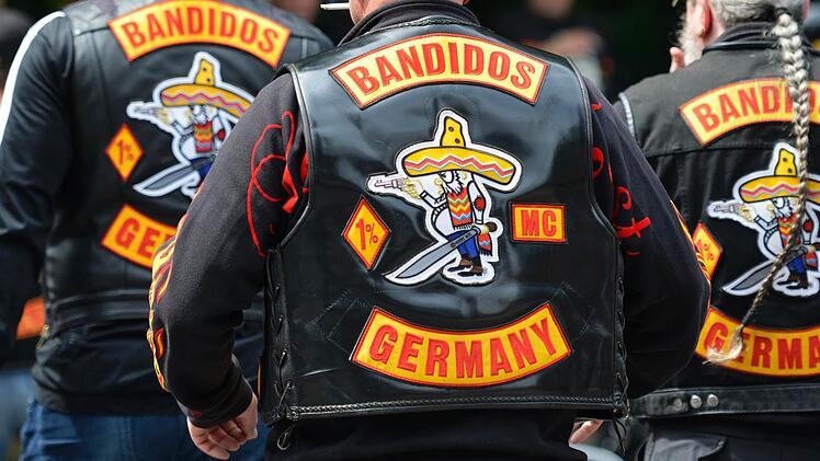 Sechs LKA-Beamte müssen sich in der V-Mann-Affäre im Zusammenhang mit der Rockergruppe «Bandidos» vor dem Landgericht in Nürnberg verantworten.  Foto: Marius Becker/dpa