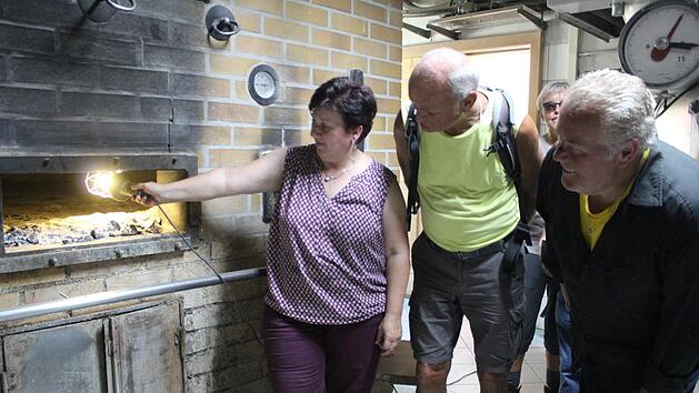 Hei&szlig;er Tag hin oder her - wo es richtig warm ist, zeigt Roggenb&auml;ckerin Karin Schorn. Ihr Backofen war ein Hingucker. Foto: Markus H&auml;ggberg