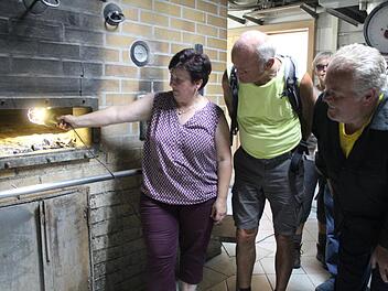 Heißer Tag hin oder her - wo es richtig warm ist, zeigt Roggenbäckerin Karin Schorn. Ihr Backofen war ein Hingucker. Foto: Markus Häggberg