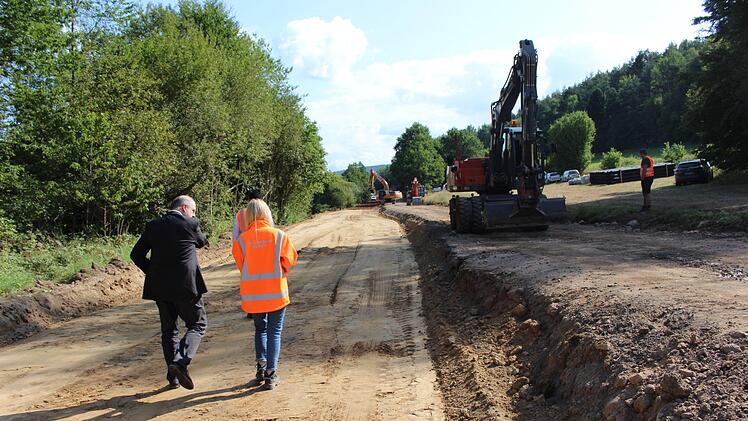 Links entsteht die neue Straße, während rechts die alte zurückgebaut wird. Foto: Julia Raab