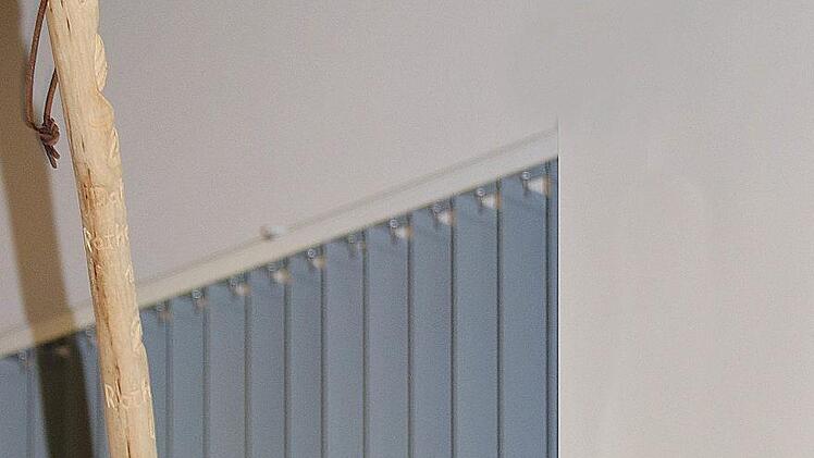 Der Pilgerstab von Robert Reuscher, der über zwei Meter lang ist, wurde  während seiner Wanderung nach Santiago de Compostela durch Abnutzung um 17  Zentimeter kürzer.  Foto: Dieter Britz